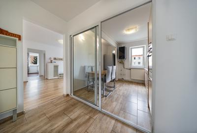 Apartament cu 3 camere semidecomandat, mobilat în Centrul Civic