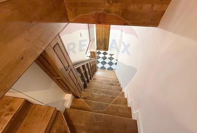 Apartament 4 camere, pe 2 niveluri si curte comuna în Centru - 32