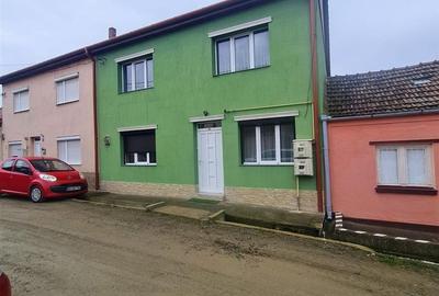 Casă individuală cu 6 camere decomandat în Iorga