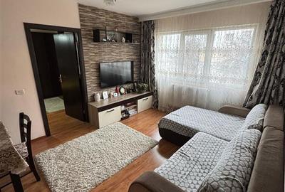 Apartament cu 3 camere semidecomandat, mobilat în Podu Roș