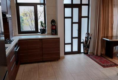 Vanzare proprietate cu doua case si intrari separate curte Giulesti - 8