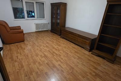 Apartament cu 4 camere decomandat în Craiovița Nouă