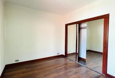 VANZARE VILA 8 CAMERE 652 mp teren zona Sisesti Sector 1 - 23