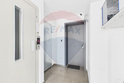Apartament la parter ce are curte proprie ,  2 camere in Bloc nou - 19