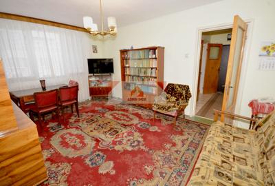Apartament cu 3 camere semidecomandat, mobilat în Drumul Taberei