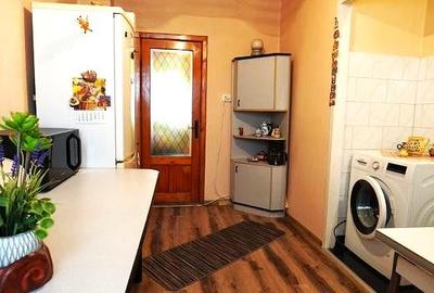 Apartament 3 camere decomandat – Etaj 2 4 – Zonă excelentă, aproape de - 10