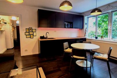 Apartament cu 3 camere semidecomandat, mobilat în Central
