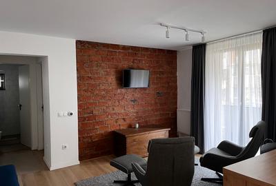 Apartament cu 2 camere semidecomandat, mobilat în Central