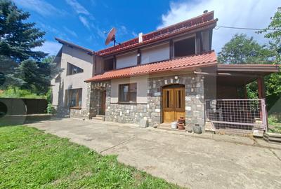 Casă individuală cu 8 camere în Vâlcele