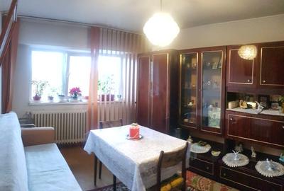 Apartament cu 3 camere decomandat în Obor