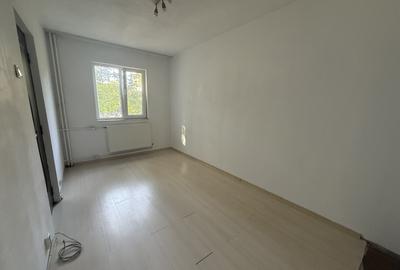 Apartament cu 3 camere semidecomandat în Dacia