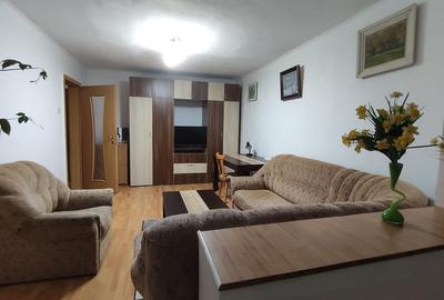 Apartament cu 3 camere decomandat în Răcădău