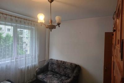 Apartament cu 3 camere semidecomandat în Câmpia Libertății