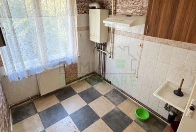 Apartament cu 3 camere semidecomandat în Tractorul