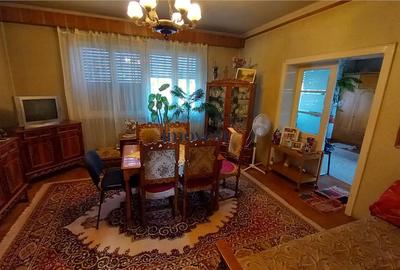 Apartament cu 3 camere semidecomandat în 14 Mai