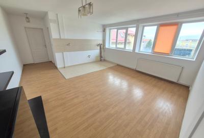 Apartament cu 3 camere decomandat în Spitalul Județean