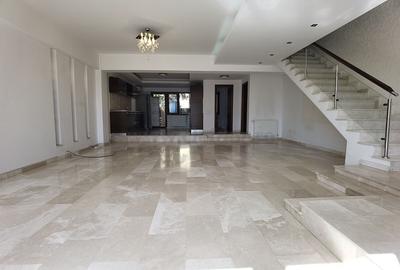 Casă individuală cu 5 camere în Pipera