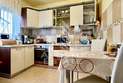 Duplex cu 4 camere situat la asfalt, in zona Planetelor - 9