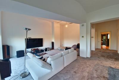 Vila deosebita  la un pas de mare mobilata si utilata - 49