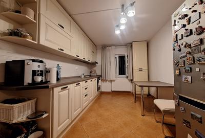 Apartament cu 3 camere decomandat, mobilat în Lipovei