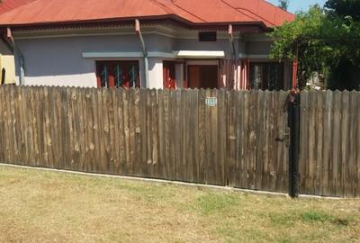 Vând casa la curte batraneasca locuibila - 1