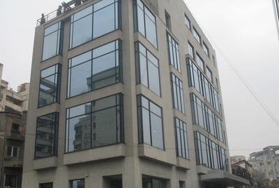 Birou, 2200 mp în P-ța Unirii