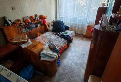 Apartament cu 3 camere decomandat, mobilat în Micro 14