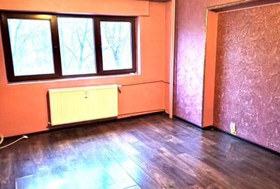 Apartament cu 4 camere decomandat în P-ța Unirii