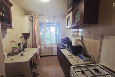 Apartament cu 2 camere semidecomandat, mobilat în Podul de Piatră