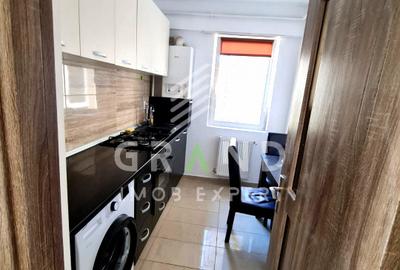 Apartament cu 3 camere semidecomandat, mobilat în Iris