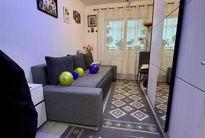 Apartament cu 3 camere semidecomandat în Podu Roș