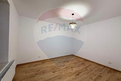 Apartament 4 camere, pe 2 niveluri si curte comuna în Centru - 34