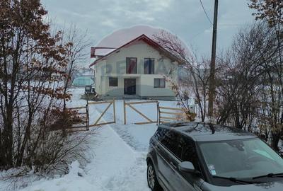 Casă cu 6 camere în Satulung