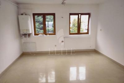 Apartament cu 3 camere semidecomandat în Andrei Mureșanu