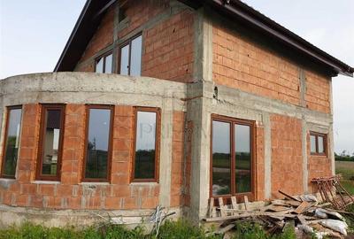 Casa la rosu - toate utilitatile - zona foarte buna - 2