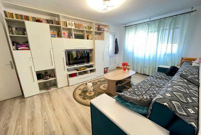Apartament cu 3 camere semidecomandat, mobilat în Podu Roș
