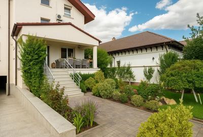 Casă individuală cu 8 camere în Est