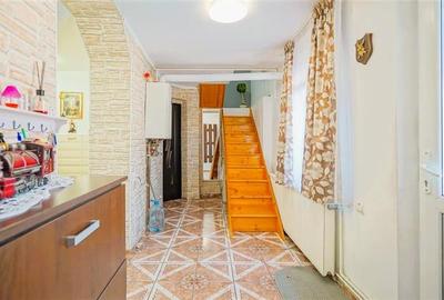 Casa spatioasa, ideala pentru 2 familii sau investitie. 2 corpuri de cladire, ga - 12