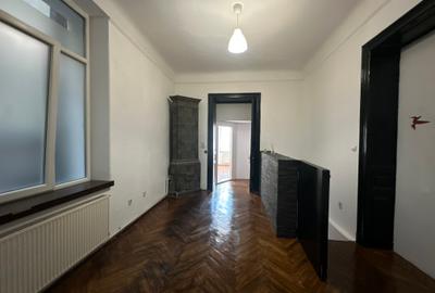 Apartament de 4 camere pe Bd. Regina Elisabeta/4-Rooms on Regina Elisabeta Bvd. - 1
