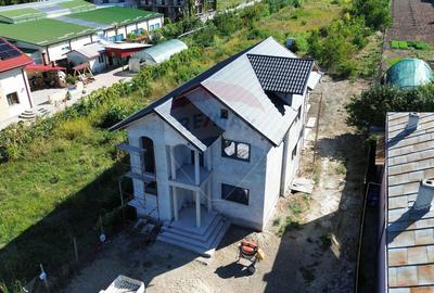 Casă individuală cu 5 camere în Est