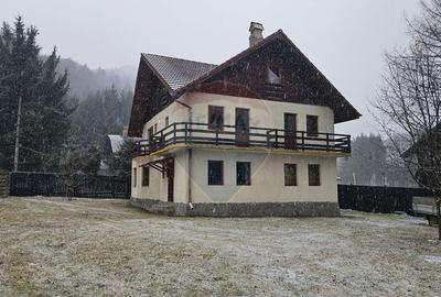 Casă cu 7 camere în Plaiul Foii
