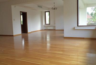 Apartament cu 3 camere decomandat în Dorobanți