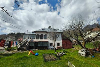 Casă individuală cu 6 camere în Poiana Țapului