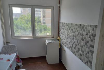 Apartament cu 3 camere semidecomandat, mobilat în Brâncoveanu