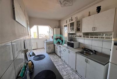 Apartament cu 3 camere decomandat în Astra