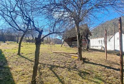 CASA CU TEREN GENEROS si acces pe doua fronturi - 1