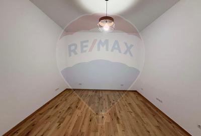 Apartament 4 camere, pe 2 niveluri si curte comuna în Centru - 33