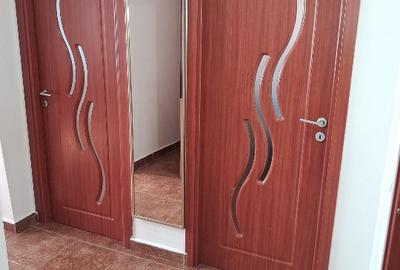 Proprietar  vând  apartament cu  3 camere decomandat în  Reșița - 12