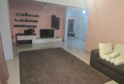 Apartament cu 3 camere decomandat în 9 Mai