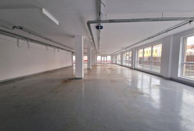 Spaciu comercial parter , bloc nou , 440 mp +Terasa si Locuri Parcare . - 1